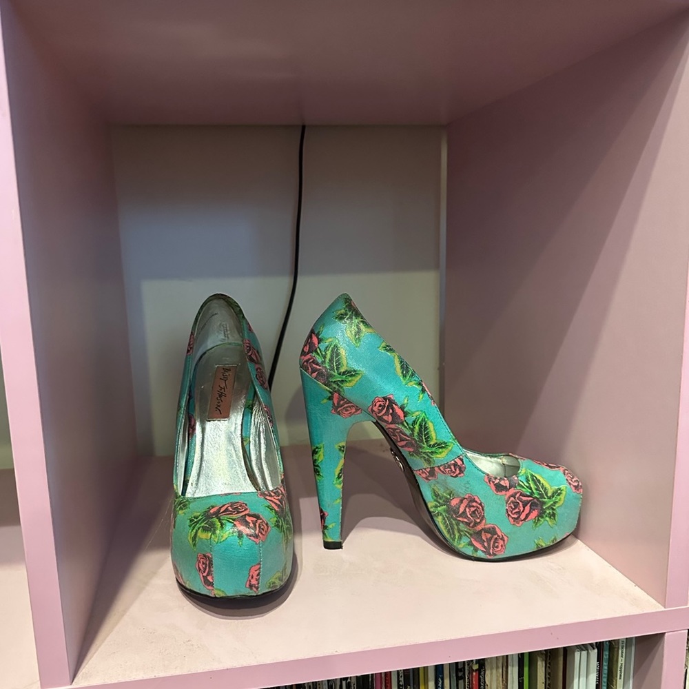 Betsey Johnson 6 rose floral heels